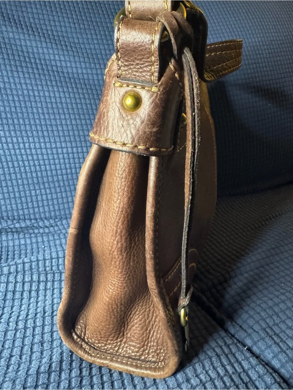 Vintage Fossil leather shoulder purse, specifically Model 75082